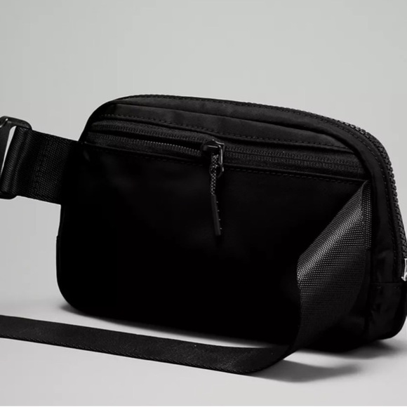 NWT Lululemon Everywhere Belt Bag black - Picture 7 of 9